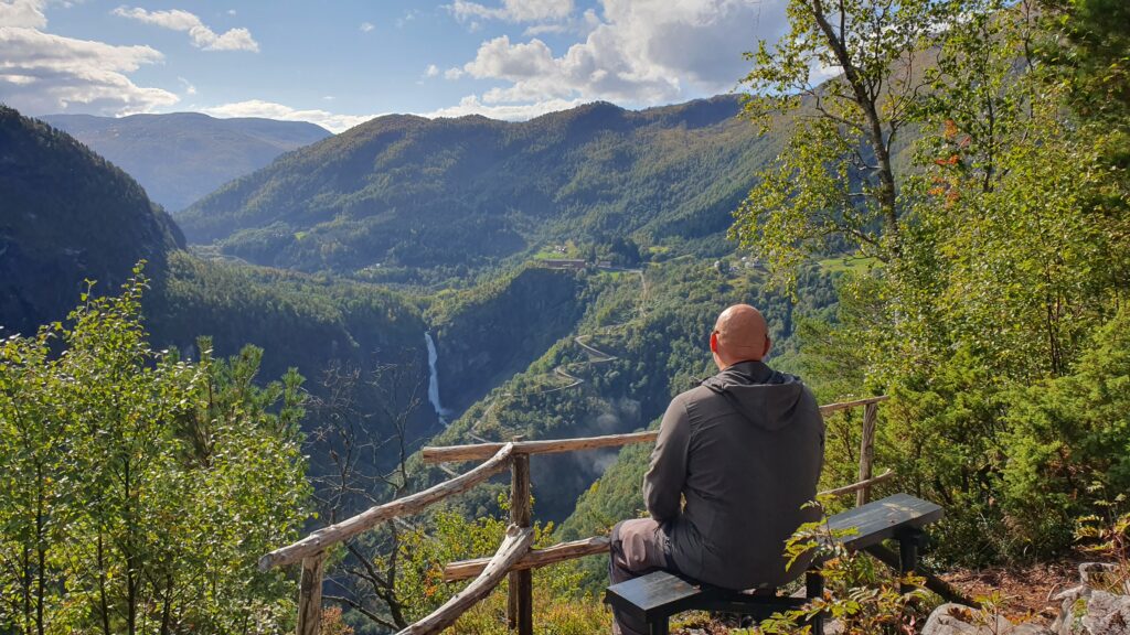 Utsikt mot Stalheim hotell og Stalheimsfossen.